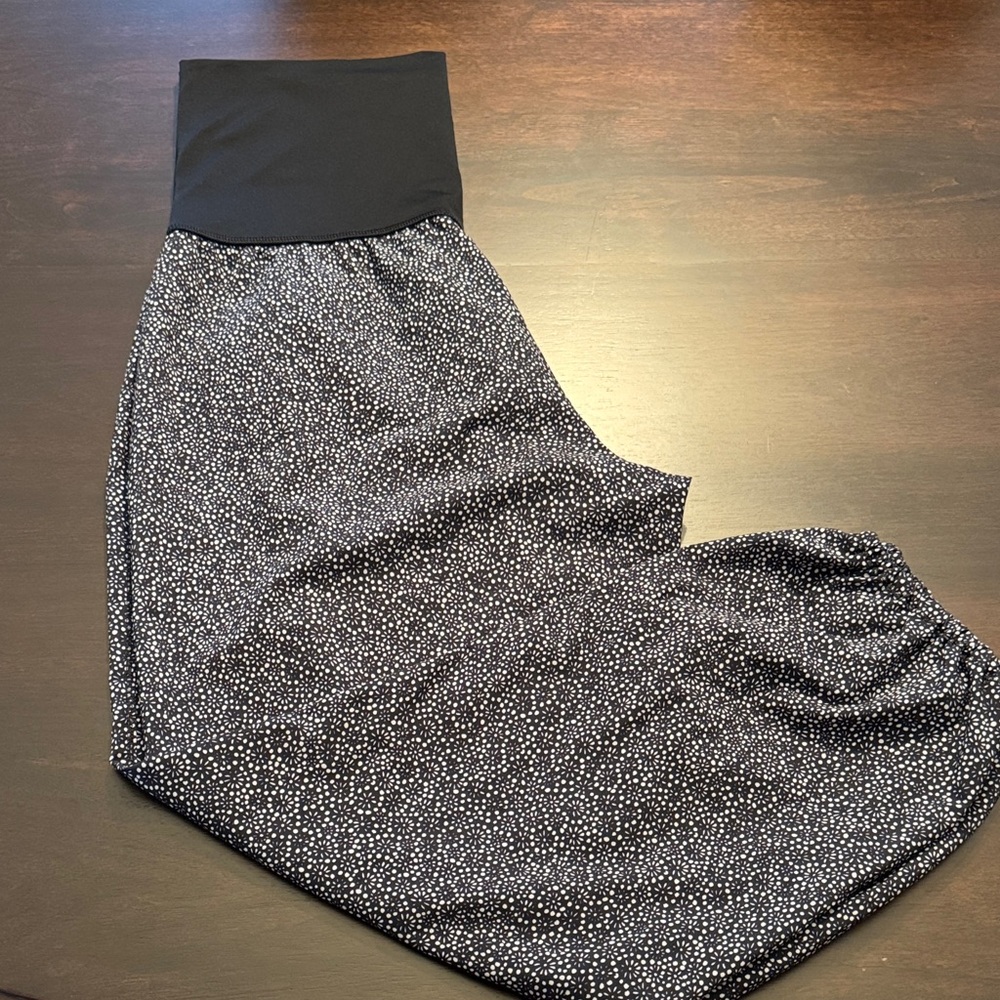 LULULEMON Black White Floral Yoga Balloon Pant 6/S
